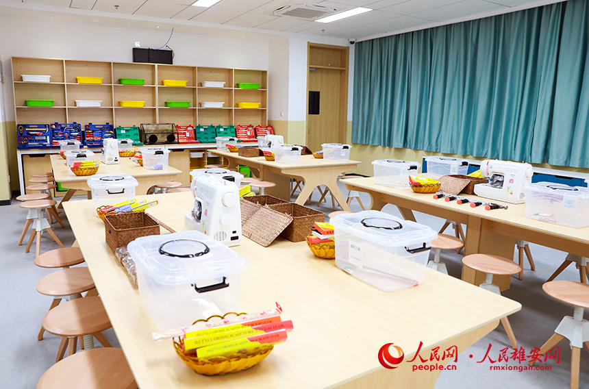 雄安容和悅?cè)菪W(xué)的創(chuàng)客教室,配備了木工工具、縫紉工具、金屬加工工具等。人民網(wǎng) 宋燁文攝