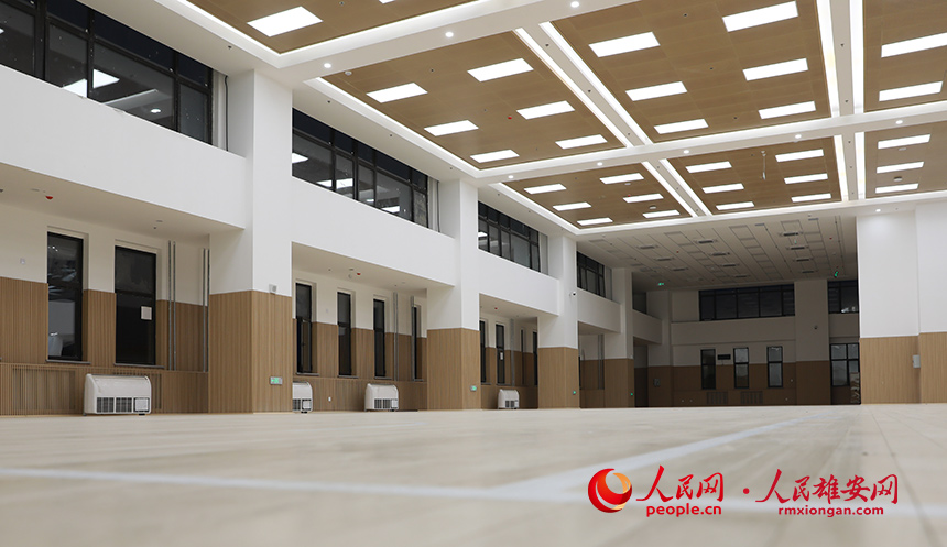 雄安容和悅?cè)菪W(xué)的風(fēng)雨操場(chǎng),配有制冷、制熱設(shè)備,冬暖夏涼。人民網(wǎng) 宋燁文攝