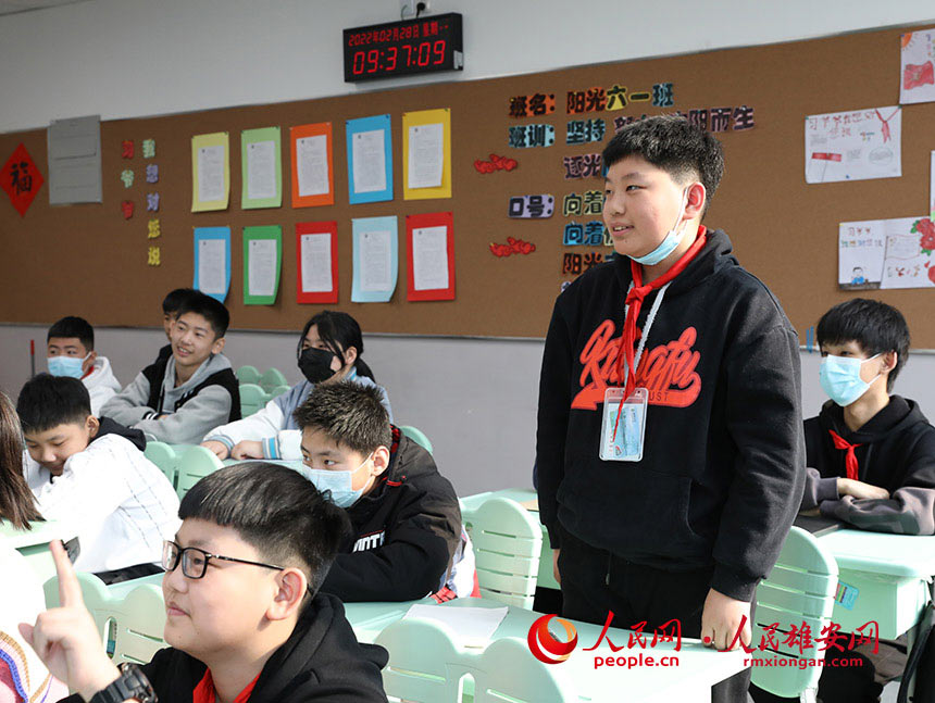 圖為雄安容和樂民小學(xué)開學(xué)首日,“開學(xué)第一課”上,學(xué)生正在分享自己新學(xué)期的目標(biāo)。人民網(wǎng) 李兆民攝