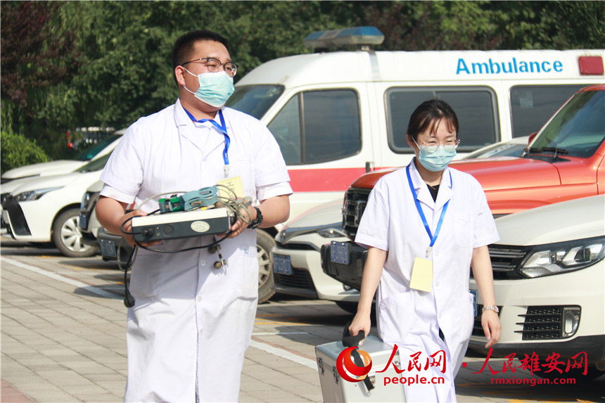 醫(yī)護(hù)人員正前往雄縣第二高級(jí)中學(xué)考點(diǎn),為考生保駕護(hù)航。雄縣教育局供圖