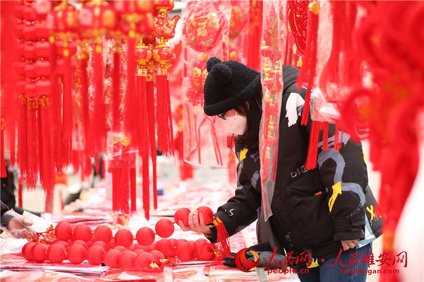 圖為居民正在選購小燈籠。人民網(wǎng) 楊華龍攝