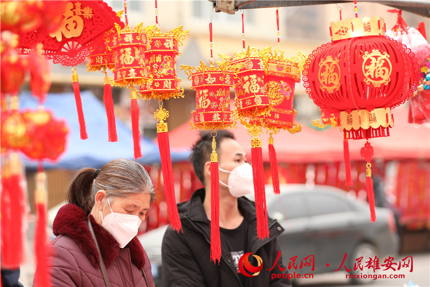 圖為居民正在看燈籠。人民網(wǎng) 楊華龍攝