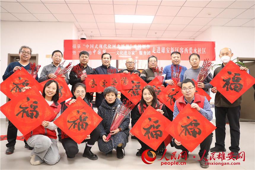 圖為容西片區(qū)愛(ài)水社區(qū)組織寫(xiě)福字、春聯(lián)。人民網(wǎng) 楊華龍攝