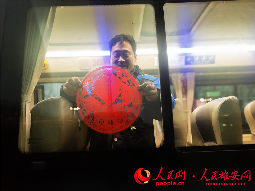 圖為雄安公交司機為公交車貼窗花。河北雄安容暢智慧公共交通有限責(zé)任公司供圖