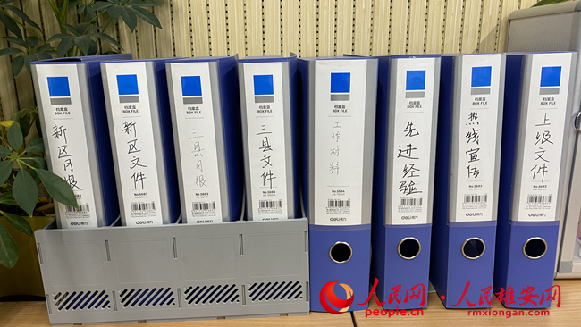 雄安新區(qū)“12345”政務(wù)服務(wù)便民熱線辦公區(qū)內(nèi)擺放的各種資料。人民網(wǎng) 劉師豪攝