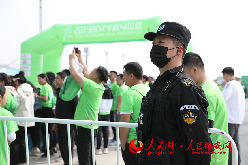 2023雄安半程馬拉松現(xiàn)場，堅守崗位的安保人員。人民網(wǎng) 李兆民攝