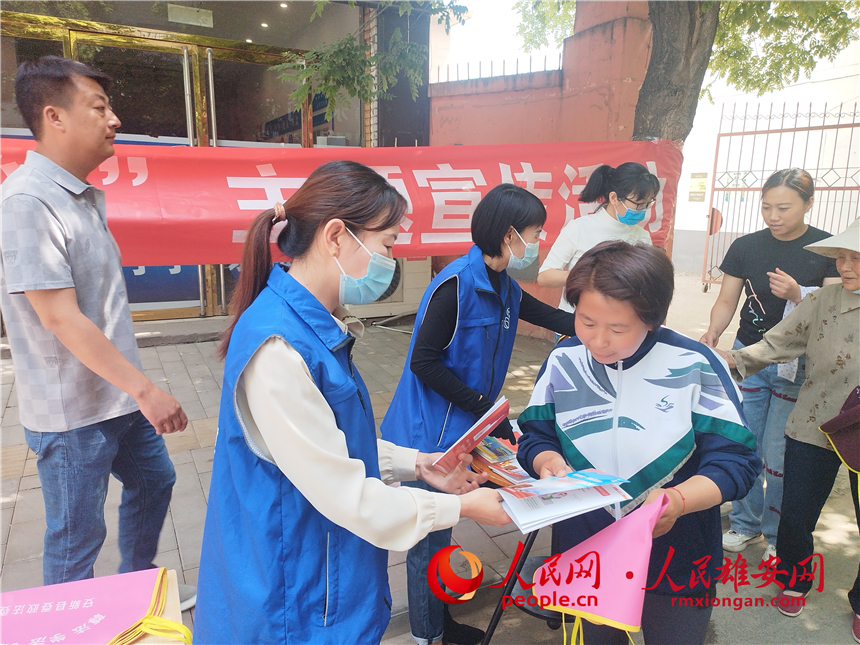 普法活動進(jìn)社區(qū)。安新縣委政法委供圖