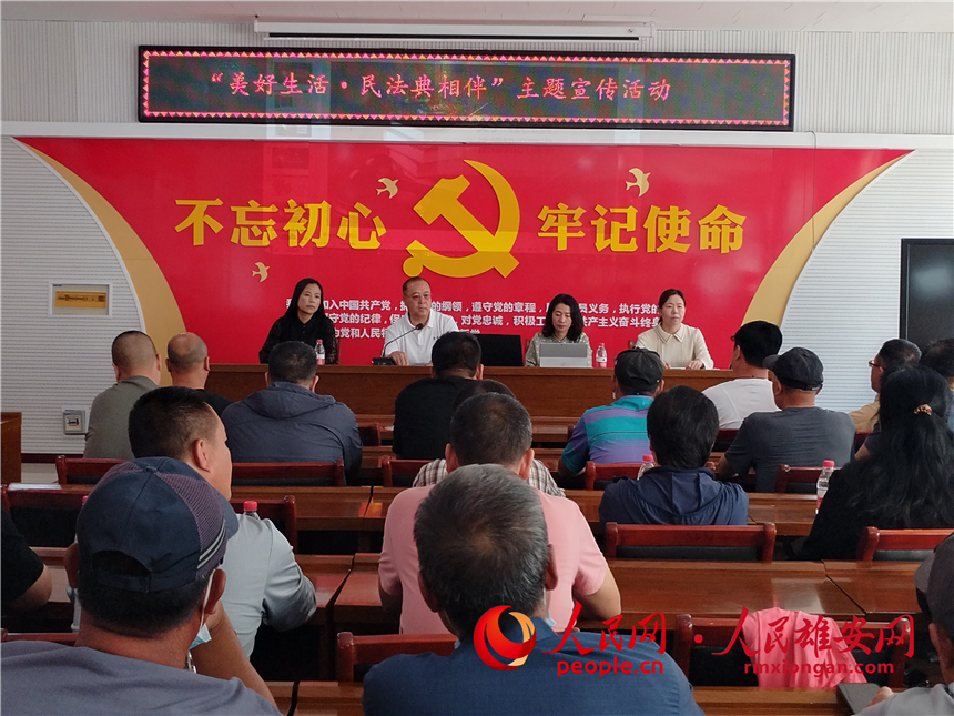 普法活動(dòng)進(jìn)鄉(xiāng)村。安新縣委政法委供圖