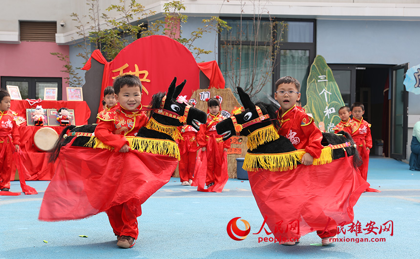 5月31日，雄安容和樂安幼兒園舉辦傳統文化游園活動。活動邀請了雄安當地非遺文化傳承人走進幼兒園，與孩子和家長交流互動。通過現場接觸非遺項目，讓孩子們零距離認識非遺、熟悉非遺，感受非遺之美。人民網 李兆民攝