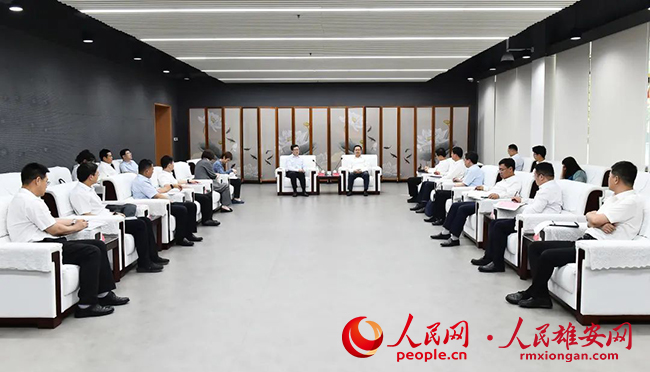 張國(guó)華與中國(guó)鐵塔股份有限公司董事長(zhǎng)張志勇一行舉行工作座談。劉向陽(yáng)攝