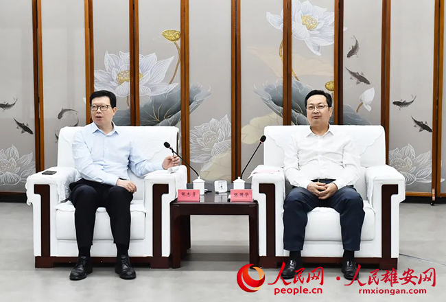 張國(guó)華與中國(guó)鐵塔股份有限公司董事長(zhǎng)張志勇一行舉行工作座談。劉向陽(yáng)攝