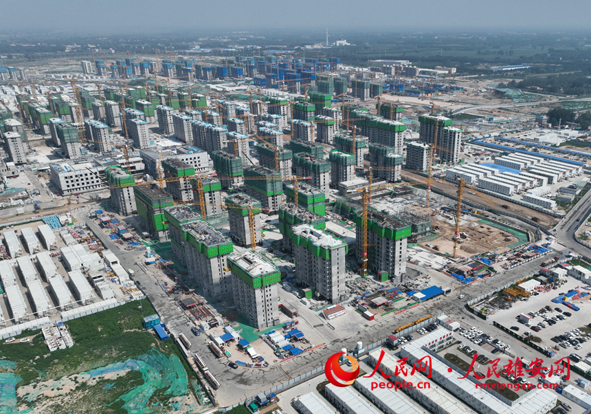 雄安新區(qū)雄東片區(qū)B單元安置房一標(biāo)段建設(shè)現(xiàn)場。任雙歡攝