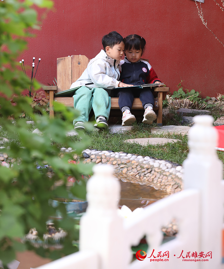 4月23日，雄安北海幼兒園師幼合作在幼兒園白洋淀微景觀進(jìn)行布置，開展荷塘趣味讀書活動。人民網(wǎng)記者 李兆民攝