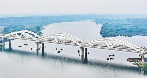 2024年9月29日，車輛行駛在廠通路潮白河大橋上。當(dāng)日，廠通路全線通車，大廠與北京城市副中心的通行時(shí)間縮短約30分鐘，為兩地群眾生活和工作帶來極大便利。（本報(bào)資料片）本報(bào)記者 史晟全攝