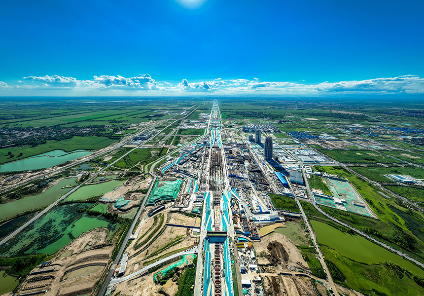 2024年8月12日，位于雄安新區啟動區內的東西軸線項目建設現場（無人機照片）。牟宇攝