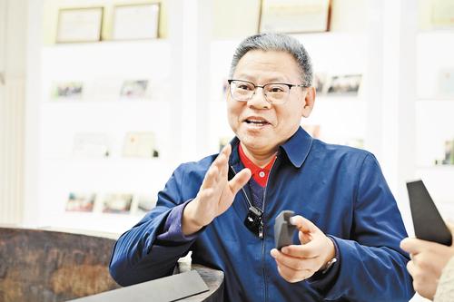 近日，王華明院士向記者展示團(tuán)隊(duì)成功研發(fā)生產(chǎn)出的激光增材制造鈦合金構(gòu)件，該構(gòu)件已在飛機(jī)上實(shí)現(xiàn)裝機(jī)應(yīng)用。 趙榮昊攝