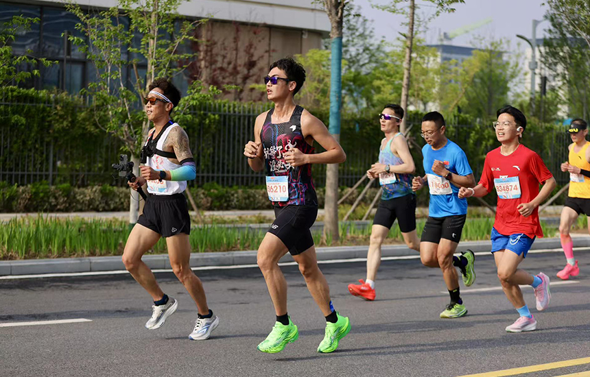 參與2025雄安馬拉松的跑者奔跑在“未來(lái)之城”。齊鑫攝