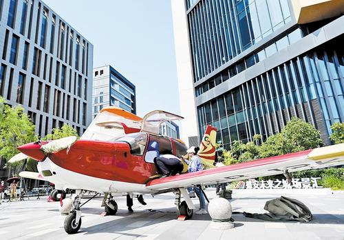 6月8日，雄安新區(qū)第二屆雄安未來之城場景匯系列大賽決賽低空航空器展區(qū)，工作人員進(jìn)行布展，并對參賽作品進(jìn)行安裝、調(diào)試。 本報(bào)記者 劉光昱攝