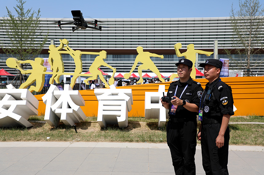 執勤民警利用警用無人機在賽事區域實時巡查，通過空中喊話疏導聚集人群。雄安新區公安局供圖