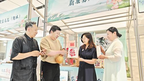 6月14日，在2025“雄安非遺大會(huì)”展區(qū)，各地非遺“守藝人”找朋友話發(fā)展。本報(bào)記者 曹錚攝
