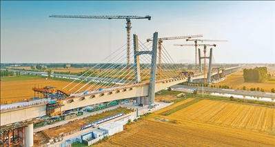雄忻高鐵跨南水北調矮塔斜拉橋施工現場。 靳??晰攝雄忻高鐵跨南水北調矮塔斜拉橋施工現場。 靳??晰攝
