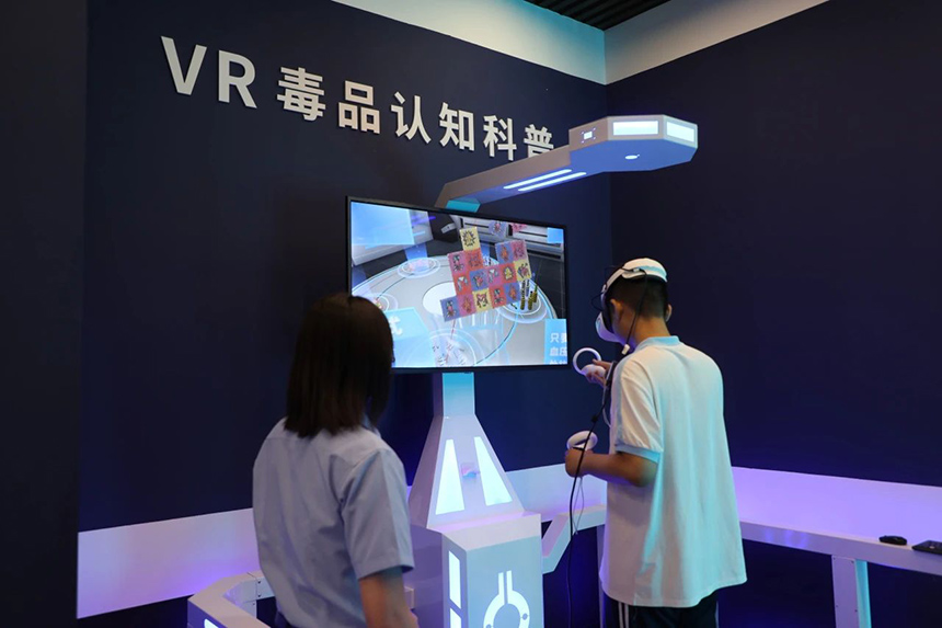 學生通過“VR識毒”。雄安新區(qū)公安局供圖