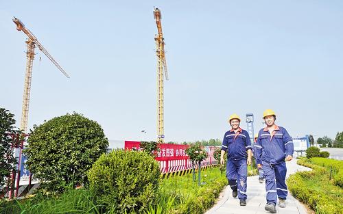 7月12日，在中核雄安科技園項目建設(shè)現(xiàn)場，工人們準備上工。 本組圖片由劉光昱攝