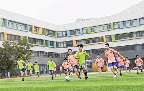 7月9日，雄安容和金源小學(xué)的學(xué)生們?cè)谶M(jìn)行假期足球訓(xùn)練。劉光昱攝