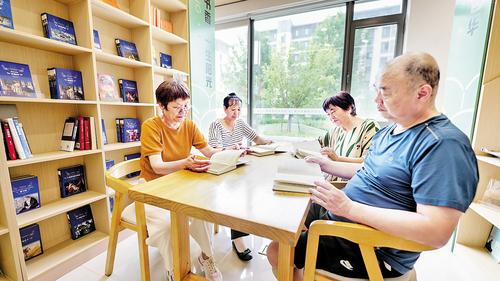 8月15日，雄安新區(qū)易安社區(qū)黨群服務(wù)中心讀書(shū)角，社區(qū)居民正在閱讀。 本組圖片由本報(bào)見(jiàn)習(xí)記者李暢攝