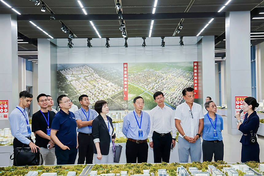 代表團對雄安新區規劃建設、科技創新成果和產業發展情況進行了調研。李聿嘉攝