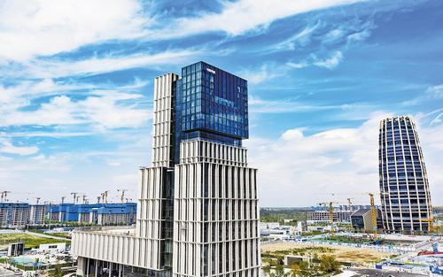 8月6日拍攝的雄安新區(qū)啟動(dòng)區(qū)中國(guó)中化大廈、中國(guó)華能總部大廈。 本報(bào)記者劉光昱攝