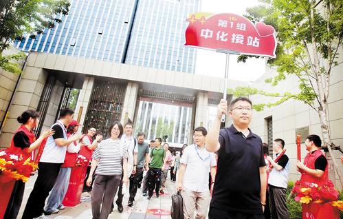 8月21日，雄安新區(qū)容東片區(qū)華望城詠華園四區(qū)，參加集中入住儀式的中國(guó)中化集團(tuán)疏解員工在志愿者的帶領(lǐng)下進(jìn)入小區(qū)。 本報(bào)記者劉光昱攝