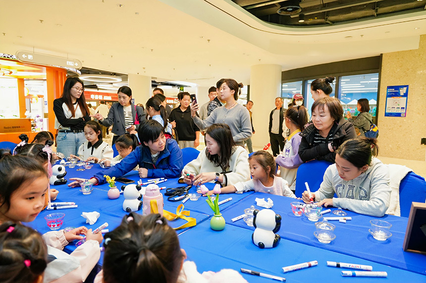 家長帶著孩子在雄安商務服務中心尋環XLOOP玩。雄安商務服務中心尋環XLOOP供圖