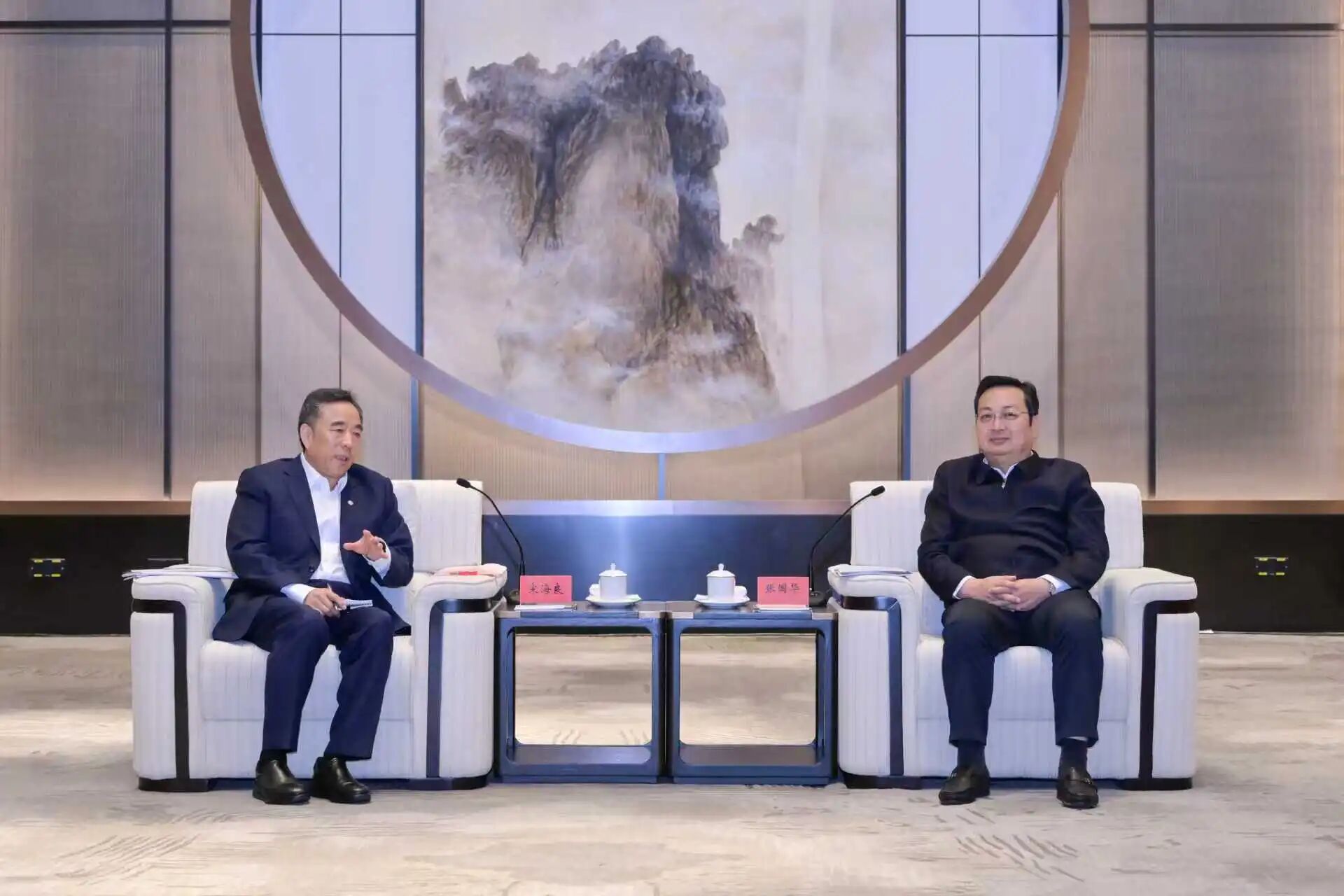 張國華與中國交通建設集團黨委書記、董事長宋海良一行舉行工作座談。王偉倩攝