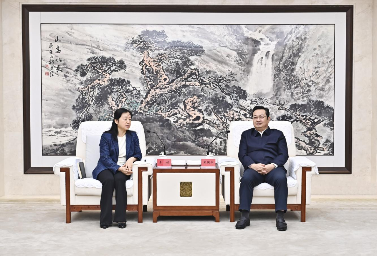 張國華與中關村發展集團黨委書記、董事長李妍一行舉行工作座談。劉向陽攝